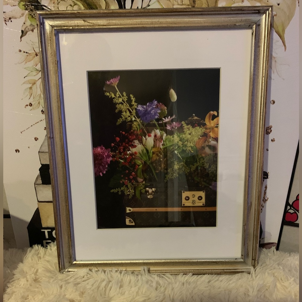 🫶Louis Vuitton floresta framed magazine quality.Beautiful bouquet in LV trunk‼️